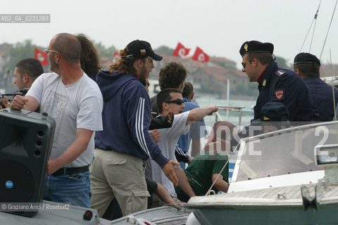 VENEZIA 14/05/03 -  CONTESTAZIONE ALLA CERIMONIA DI INIZIO LAVORI SISTEMA MOSE PER LA DIFESA DI VENEZIA DALLE ACQUE ALTE ©Graziano Arici/Rosebud2 / DIGA / MANIFESTAZIONE / NO GLOBAL