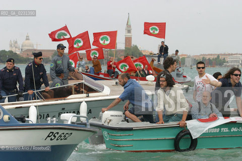VENEZIA 14/05/03 -  CONTESTAZIONE ALLA CERIMONIA DI INIZIO LAVORI SISTEMA MOSE PER LA DIFESA DI VENEZIA DALLE ACQUE ALTE ©Graziano Arici/Rosebud2 / DIGA / MANIFESTAZIONE / NO GLOBAL / BANDIERA