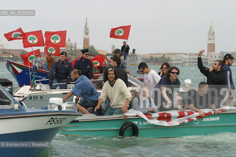 VENEZIA 14/05/03 -  CONTESTAZIONE ALLA CERIMONIA DI INIZIO LAVORI SISTEMA MOSE PER LA DIFESA DI VENEZIA DALLE ACQUE ALTE ©Graziano Arici/Rosebud2 / DIGA / MANIFESTAZIONE / NO GLOBAL
