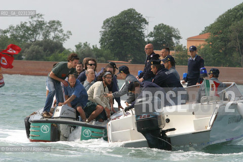 VENEZIA 14/05/03 -  CONTESTAZIONE ALLA CERIMONIA DI INIZIO LAVORI SISTEMA MOSE PER LA DIFESA DI VENEZIA DALLE ACQUE ALTE ©Graziano Arici/Rosebud2 / DIGA / MANIFESTAZIONE / NO GLOBAL