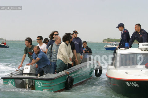 VENEZIA 14/05/03 -  CONTESTAZIONE ALLA CERIMONIA DI INIZIO LAVORI SISTEMA MOSE PER LA DIFESA DI VENEZIA DALLE ACQUE ALTE ©Graziano Arici/Rosebud2 / DIGA / MANIFESTAZIONE / NO GLOBAL