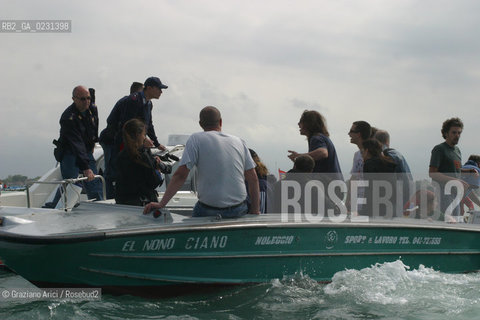 VENEZIA 14/05/03 -  CONTESTAZIONE ALLA CERIMONIA DI INIZIO LAVORI SISTEMA MOSE PER LA DIFESA DI VENEZIA DALLE ACQUE ALTE ©Graziano Arici/Rosebud2 / DIGA / MANIFESTAZIONE / NO GLOBAL