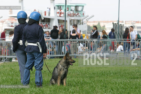 VENEZIA 14/05/03 -  CONTESTAZIONE ALLA CERIMONIA DI INIZIO LAVORI SISTEMA MOSE PER LA DIFESA DI VENEZIA DALLE ACQUE ALTE ©Graziano Arici/Rosebud2 / DIGA / MANIFESTAZIONE / NO GLOBAL / POLIZIA