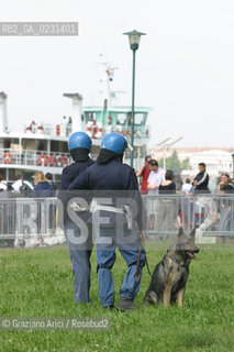 VENEZIA 14/05/03 -  CONTESTAZIONE ALLA CERIMONIA DI INIZIO LAVORI SISTEMA MOSE PER LA DIFESA DI VENEZIA DALLE ACQUE ALTE ©Graziano Arici/Rosebud2 / DIGA / MANIFESTAZIONE / NO GLOBAL / POLIZIA
