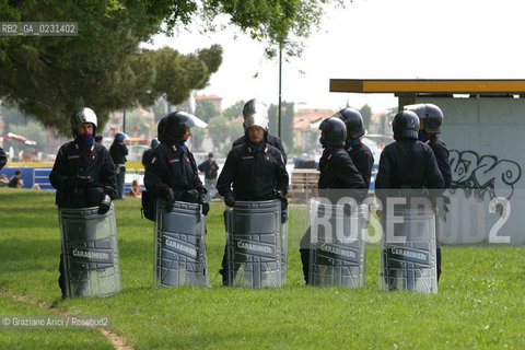 VENEZIA 14/05/03 -  CONTESTAZIONE ALLA CERIMONIA DI INIZIO LAVORI SISTEMA MOSE PER LA DIFESA DI VENEZIA DALLE ACQUE ALTE ©Graziano Arici/Rosebud2 / DIGA / MANIFESTAZIONE / NO GLOBAL / POLIZIA