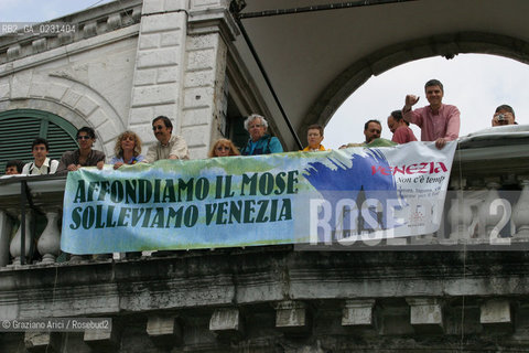 VENEZIA 14/05/03 -  CONTESTAZIONE ALLA CERIMONIA DI INIZIO LAVORI SISTEMA MOSE PER LA DIFESA DI VENEZIA DALLE ACQUE ALTE ©Graziano Arici/Rosebud2 / DIGA / MANIFESTAZIONE / NO GLOBAL