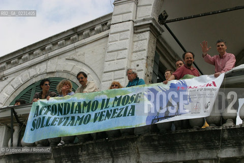 VENEZIA 14/05/03 -  CONTESTAZIONE ALLA CERIMONIA DI INIZIO LAVORI SISTEMA MOSE PER LA DIFESA DI VENEZIA DALLE ACQUE ALTE ©Graziano Arici/Rosebud2 / DIGA / MANIFESTAZIONE / NO GLOBAL