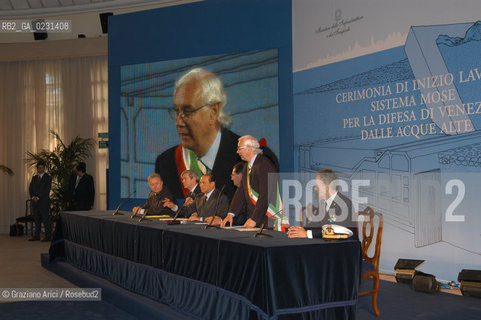 VENEZIA 14/05/03 - CERIMONIA DI INIZIO LAVORI SISTEMA MOSE PER LA DIFESA DI VENEZIA DALLE ACQUE ALTE IL PRESIDENTE DEL CONSIGLIO ON. SILVIO BERLUSCONI E IL SINDACO DI VENEZIA PROF. PAOLO COSTA ©Graziano Arici/Rosebud2 / DIGA