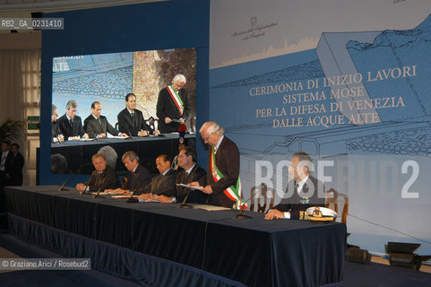 VENEZIA 14/05/03 - CERIMONIA DI INIZIO LAVORI SISTEMA MOSE PER LA DIFESA DI VENEZIA DALLE ACQUE ALTE IL PRESIDENTE DEL CONSIGLIO ON. SILVIO BERLUSCONI E IL SINDACO DI VENEZIA PROF. PAOLO COSTA ©Graziano Arici/Rosebud2 / DIGA
