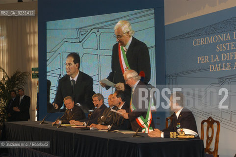 VENEZIA 14/05/03 - CERIMONIA DI INIZIO LAVORI SISTEMA MOSE PER LA DIFESA DI VENEZIA DALLE ACQUE ALTE IL PRESIDENTE DEL CONSIGLIO ON. SILVIO BERLUSCONI E IL SINDACO DI VENEZIA PROF. PAOLO COSTA©Graziano Arici/Rosebud2 / DIGA