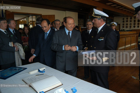 VENEZIA 14/05/03 -  CERIMONIA DI INIZIO LAVORI SISTEMA MOSE PER LA DIFESA DI VENEZIA DALLE ACQUE ALTE  SILVIO BERLUSCONI CON I CADETTI DEL COLLEGIO NAVALE MOROSINI  ©Graziano Arici/Rosebud2 / DIGA /