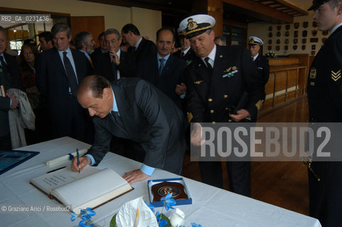 VENEZIA 14/05/03 -  CERIMONIA DI INIZIO LAVORI SISTEMA MOSE PER LA DIFESA DI VENEZIA DALLE ACQUE ALTE  SILVIO BERLUSCONI CON I CADETTI DEL COLLEGIO NAVALE MOROSINI  ©Graziano Arici/Rosebud2 / DIGA /