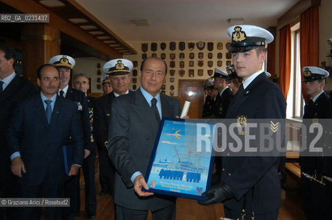 VENEZIA 14/05/03 -  CERIMONIA DI INIZIO LAVORI SISTEMA MOSE PER LA DIFESA DI VENEZIA DALLE ACQUE ALTE  SILVIO BERLUSCONI CON I CADETTI DEL COLLEGIO NAVALE MOROSINI  ©Graziano Arici/Rosebud2 / DIGA /