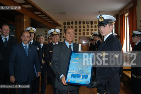 VENEZIA 14/05/03 -  CERIMONIA DI INIZIO LAVORI SISTEMA MOSE PER LA DIFESA DI VENEZIA DALLE ACQUE ALTE  SILVIO BERLUSCONI CON I CADETTI DEL COLLEGIO NAVALE MOROSINI  ©Graziano Arici/Rosebud2 / DIGA /