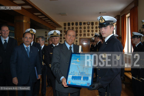 VENEZIA 14/05/03 -  CERIMONIA DI INIZIO LAVORI SISTEMA MOSE PER LA DIFESA DI VENEZIA DALLE ACQUE ALTE  SILVIO BERLUSCONI CON I CADETTI DEL COLLEGIO NAVALE MOROSINI  ©Graziano Arici/Rosebud2 / DIGA /