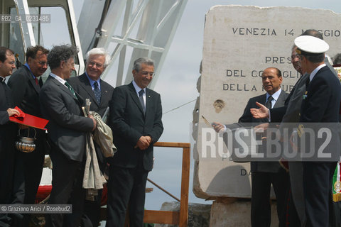 VENEZIA 14/05/03 - CERIMONIA DI INIZIO LAVORI SISTEMA MOSE PER LA DIFESA DI VENEZIA DALLE ACQUE ALTE  IL PRESIDENTE DEL CONSIGLIO ON. SILVIO BERLUSCONI ©Graziano Arici/Rosebud2 / DIGA