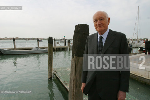 VENEZIA 14/05/03 -  CERIMONIA DI INIZIO LAVORI SISTEMA MOSE PER LA DIFESA DI VENEZIA DALLE ACQUE ALTE  SILVIO BERLUSCONI CON I CADETTI DEL COLLEGIO NAVALE MOROSINI  ©Graziano Arici/Rosebud2 / DIGA /