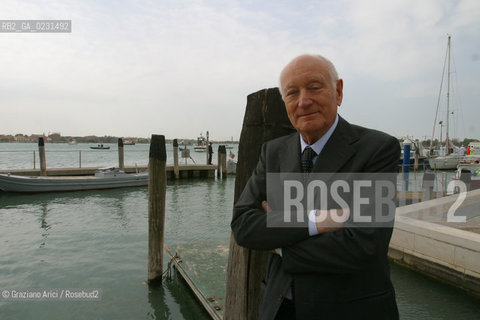 VENEZIA 14/05/03 -  CERIMONIA DI INIZIO LAVORI SISTEMA MOSE PER LA DIFESA DI VENEZIA DALLE ACQUE ALTE  SILVIO BERLUSCONI CON I CADETTI DEL COLLEGIO NAVALE MOROSINI  ©Graziano Arici/Rosebud2 / DIGA /