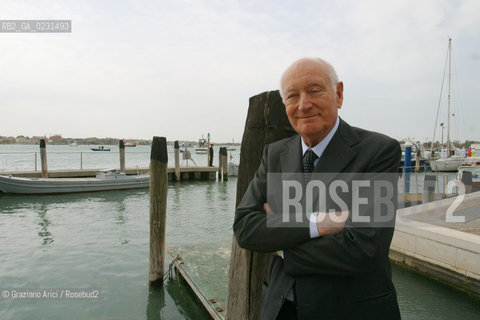 VENEZIA 14/05/03 -  CERIMONIA DI INIZIO LAVORI SISTEMA MOSE PER LA DIFESA DI VENEZIA DALLE ACQUE ALTE  SILVIO BERLUSCONI CON I CADETTI DEL COLLEGIO NAVALE MOROSINI  ©Graziano Arici/Rosebud2 / DIGA /