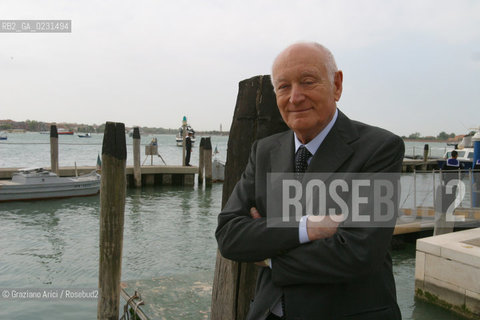 VENEZIA 14/05/03 -  CERIMONIA DI INIZIO LAVORI SISTEMA MOSE PER LA DIFESA DI VENEZIA DALLE ACQUE ALTE  SILVIO BERLUSCONI CON I CADETTI DEL COLLEGIO NAVALE MOROSINI  ©Graziano Arici/Rosebud2 / DIGA /