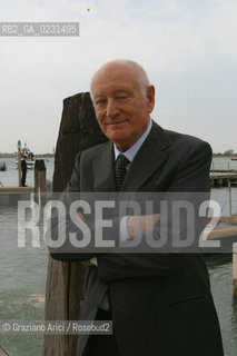 VENEZIA 14/05/03 -  CERIMONIA DI INIZIO LAVORI SISTEMA MOSE PER LA DIFESA DI VENEZIA DALLE ACQUE ALTE  SILVIO BERLUSCONI CON I CADETTI DEL COLLEGIO NAVALE MOROSINI  ©Graziano Arici/Rosebud2 / DIGA /