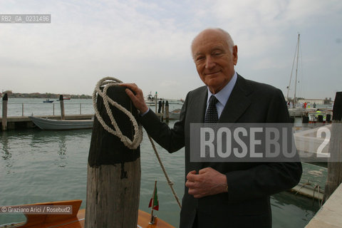 VENEZIA 14/05/03 -  CERIMONIA DI INIZIO LAVORI SISTEMA MOSE PER LA DIFESA DI VENEZIA DALLE ACQUE ALTE  SILVIO BERLUSCONI CON I CADETTI DEL COLLEGIO NAVALE MOROSINI  ©Graziano Arici/Rosebud2 / DIGA /