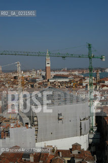 VENEZIA 14/04/03 RICOSTRUZIONE DEL GRAN TEATRO LA FENICE - IL CANTIERE E ARRIVATO AL TETTO ©Graziano Arici/Rosebud2