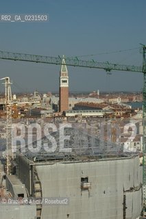 VENEZIA 14/04/03 RICOSTRUZIONE DEL GRAN TEATRO LA FENICE - IL CANTIERE E ARRIVATO AL TETTO ©Graziano Arici/Rosebud2