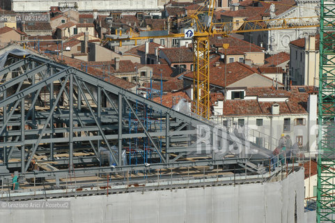 VENEZIA 14/04/03 RICOSTRUZIONE DEL GRAN TEATRO LA FENICE - IL CANTIERE E ARRIVATO AL TETTO ©Graziano Arici/Rosebud2