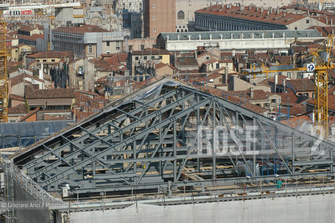 VENEZIA 14/04/03 RICOSTRUZIONE DEL GRAN TEATRO LA FENICE - IL CANTIERE E ARRIVATO AL TETTO ©Graziano Arici/Rosebud2