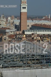VENEZIA 14/04/03 RICOSTRUZIONE DEL GRAN TEATRO LA FENICE - IL CANTIERE E ARRIVATO AL TETTO ©Graziano Arici/Rosebud2