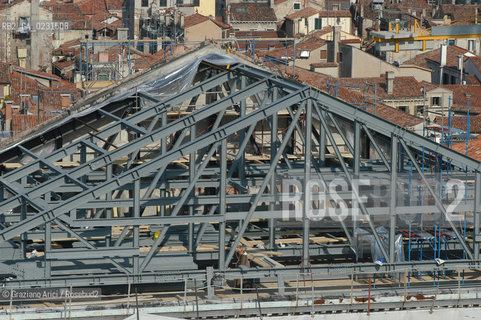 VENEZIA 14/04/03 RICOSTRUZIONE DEL GRAN TEATRO LA FENICE - IL CANTIERE E ARRIVATO AL TETTO ©Graziano Arici/Rosebud2