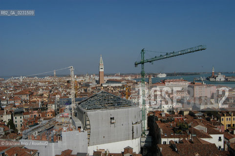 VENEZIA 14/04/03 RICOSTRUZIONE DEL GRAN TEATRO LA FENICE - IL CANTIERE E ARRIVATO AL TETTO ©Graziano Arici/Rosebud2