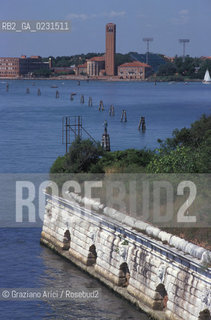 Caption: Nome:..ISOLA DI SANTANDREA: IL FORTE....Localizzazione:..VENEZIA / ISOLA DI SANTANDREA  / LAGUNA NORD..VENICE / THE ISLE OF SANTANDREA / THE NORTH LAGOON..Soggetto:..ISOLA DI SANTANDREA / IL FORTE / MURO DI CINTA / SULLO SFONDO SANT ELENA, VENEZIA..THE ISLE OF SANTANDREA / THE FORT / THE BOUNDARY WALL  / IN THE BACKGROUND SANT ELENA, VENICE..Cronologia:..SEC. XVI SECONDO QUARTO / 1543..XVIth CENTURY / 1543..Autore:..MICHELE SANMICHIELI (1484-1559)....Stile:......Editori Stampatori:......Committenza:..SIGNORIA DI VENEZIA CON DECRETO DEL 23 DICEMBRE 1534..SIGNORIA OF VENICE WITH DECREE OF 23 DECEMBER 1534..Materia e Tecnica:..STRUTTURA IN MATTONI RIVESTITA IN PIETRA DISTRIA..BRICK STRUCTURE COVERED  WITH ISTRIAN STONE..Collocazione:......Note:..LISOLA OSPITA LE CASERME DEL REGGIMENTO LAGUNARI SERENISSIMA / QUI VI FU PREPARATO IL VOLO SU VIENNA DI GABRIELE DANNUNZIO IL 9 AGOSTO DEL 1918..THE ISLAND IS THE SEAT OF THE LAGUNARI SERENISSIMA REGIMENT / HERE, GABRIELE DANNUNZIO ORGANISED THE FLIGHT TO VIENNA ON 9 AUGUST 1918 ..Riproduzione Fotografica:..Graziano Arici/Rosebud2 ...Copyright:..Graziano Arici / rosebud2/....Data:..1998....Costo:..A....Key:..ISOLE ABBANDONATE..UNINHABITED ISLANDS