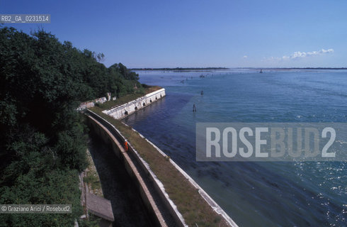 Caption: Nome:..ISOLA DI SANTANDREA: IL FORTE....Localizzazione:..VENEZIA / ISOLA DI SANTANDREA  / LAGUNA NORD..VENICE / THE ISLE OF SANTANDREA / THE NORTH LAGOON..Soggetto:..ISOLA DI SANTANDREA / IL FORTE / MURO DI CINTA / SULLO SFONDO SANT ELENA, VENEZIA..THE ISLE OF SANTANDREA / THE FORT / THE BOUNDARY WALL  / IN THE BACKGROUND SANT ELENA, VENICE..Cronologia:..SEC. XVI SECONDO QUARTO / 1543..XVIth CENTURY / 1543..Autore:..MICHELE SANMICHIELI (1484-1559)....Stile:......Editori Stampatori:......Committenza:..SIGNORIA DI VENEZIA CON DECRETO DEL 23 DICEMBRE 1534..SIGNORIA OF VENICE WITH DECREE OF 23 DECEMBER 1534..Materia e Tecnica:..STRUTTURA IN MATTONI RIVESTITA IN PIETRA DISTRIA..BRICK STRUCTURE COVERED  WITH ISTRIAN STONE..Collocazione:......Note:..LISOLA OSPITA LE CASERME DEL REGGIMENTO LAGUNARI SERENISSIMA / QUI VI FU PREPARATO IL VOLO SU VIENNA DI GABRIELE DANNUNZIO IL 9 AGOSTO DEL 1918..THE ISLAND IS THE SEAT OF THE LAGUNARI SERENISSIMA REGIMENT / HERE, GABRIELE DANNUNZIO ORGANISED THE FLIGHT TO VIENNA ON 9 AUGUST 1918 ..Riproduzione Fotografica:..Graziano Arici/Rosebud2 ...Copyright:..Graziano Arici / rosebud2/....Data:..1998....Costo:..A....Key:..ISOLE ABBANDONATE..UNINHABITED ISLANDS