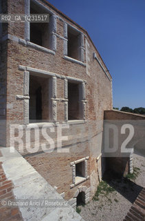 Caption: Nome:..ISOLA DI SANTANDREA: IL FORTE....Localizzazione:..VENEZIA / ISOLA DI SANTANDREA  / LAGUNA NORD..VENICE / THE ISLE OF SANTANDREA / THE NORTH LAGOON..Soggetto:..ISOLA DI SANTANDREA / IL FORTE / ARCO..THE ISLE OF SANTANDREA / THE FORT / ARCH..Cronologia:..SEC. XVI SECONDO QUARTO / 1543..XVIth CENTURY / 1543..Autore:..MICHELE SANMICHIELI (1484-1559)....Stile:......Editori Stampatori:......Committenza:..SIGNORIA DI VENEZIA CON DECRETO DEL 23 DICEMBRE 1534..SIGNORIA OF VENICE WITH DECREE OF 23 DECEMBER 1534..Materia e Tecnica:......Collocazione:......Note:..LISOLA OSPITA LE CASERME DEL REGGIMENTO LAGUNARI SERENISSIMA / QUI VI FU PREPARATO IL VOLO SU VIENNA DI GABRIELE DANNUNZIO IL 9 AGOSTO DEL 1918..THE ISLAND IS THE SEAT OF THE LAGUNARI SERENISSIMA REGIMENT / HERE, GABRIELE DANNUNZIO ORGANISED THE FLIGHT TO VIENNA ON 9 AUGUST 1918 ..Riproduzione Fotografica:..Graziano Arici/Rosebud2 ...Copyright:..Graziano Arici / rosebud2/....Data:..1998....Costo:..A....Key:..ISOLE ABBANDONATE..UNINHABITED ISLANDS