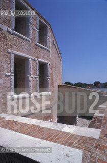 Caption: Nome:..ISOLA DI SANTANDREA: IL FORTE....Localizzazione:..VENEZIA / ISOLA DI SANTANDREA  / LAGUNA NORD..VENICE / THE ISLE OF SANTANDREA / THE NORTH LAGOON..Soggetto:..ISOLA DI SANTANDREA / IL FORTE / ARCO..THE ISLE OF SANTANDREA / THE FORT / ARCH..Cronologia:..SEC. XVI SECONDO QUARTO / 1543..XVIth CENTURY / 1543..Autore:..MICHELE SANMICHIELI (1484-1559)....Stile:......Editori Stampatori:......Committenza:..SIGNORIA DI VENEZIA CON DECRETO DEL 23 DICEMBRE 1534..SIGNORIA OF VENICE WITH DECREE OF 23 DECEMBER 1534..Materia e Tecnica:......Collocazione:......Note:..LISOLA OSPITA LE CASERME DEL REGGIMENTO LAGUNARI SERENISSIMA / QUI VI FU PREPARATO IL VOLO SU VIENNA DI GABRIELE DANNUNZIO IL 9 AGOSTO DEL 1918..THE ISLAND IS THE SEAT OF THE LAGUNARI SERENISSIMA REGIMENT / HERE, GABRIELE DANNUNZIO ORGANISED THE FLIGHT TO VIENNA ON 9 AUGUST 1918 ..Riproduzione Fotografica:..Graziano Arici/Rosebud2 ...Copyright:..Graziano Arici / rosebud2/....Data:..1998....Costo:..A....Key:..ISOLE ABBANDONATE..UNINHABITED ISLANDS