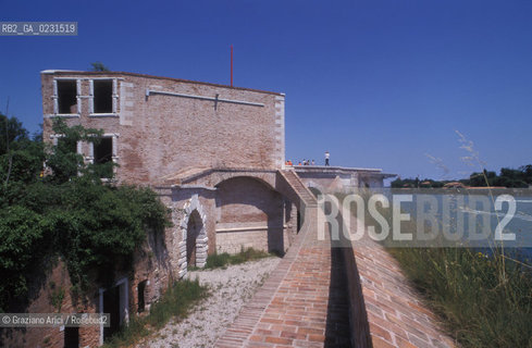 Caption: Nome:..ISOLA DI SANTANDREA: IL FORTE....Localizzazione:..VENEZIA / ISOLA DI SANTANDREA  / LAGUNA NORD..VENICE / THE ISLE OF SANTANDREA / THE NORTH LAGOON..Soggetto:..ISOLA DI SANTANDREA / IL FORTE ..THE ISLE OF SANTANDREA / THE FORT ..Cronologia:..SEC. XVI SECONDO QUARTO / 1543..XVIth CENTURY / 1543..Autore:..MICHELE SANMICHIELI (1484-1559)....Stile:......Editori Stampatori:......Committenza:..SIGNORIA DI VENEZIA CON DECRETO DEL 23 DICEMBRE 1534..SIGNORIA OF VENICE WITH DECREE OF 23 DECEMBER 1534..Materia e Tecnica:......Collocazione:......Note:..LISOLA OSPITA LE CASERME DEL REGGIMENTO LAGUNARI SERENISSIMA / QUI VI FU PREPARATO IL VOLO SU VIENNA DI GABRIELE DANNUNZIO IL 9 AGOSTO DEL 1918..THE ISLAND IS THE SEAT OF THE LAGUNARI SERENISSIMA REGIMENT / HERE, GABRIELE DANNUNZIO ORGANISED THE FLIGHT TO VIENNA ON 9 AUGUST 1918 ..Riproduzione Fotografica:..Graziano Arici/Rosebud2 ...Copyright:..Graziano Arici / rosebud2/....Data:..1998....Costo:..A....Key:..ISOLE ABBANDONATE..UNINHABITED ISLANDS