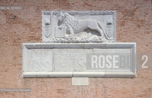 Caption: Nome:..ISOLA DI SANTANDREA: IL FORTE....Localizzazione:..VENEZIA / ISOLA DI SANTANDREA  / LAGUNA NORD..VENICE / THE ISLE OF SANTANDREA / THE NORTH LAGOON..Soggetto:..ISOLA DI SANTANDREA / IL FORTE / LEONE DI SAN MARCO / ISCRIZIONE..THE ISLE OF SANTANDREA / THE FORT / LION / INSCRIPTION..Cronologia:..SEC. XVI SECONDO QUARTO / 1543..XVIth CENTURY / 1543..Autore:..MICHELE SANMICHIELI (1484-1559)....Stile:......Editori Stampatori:......Committenza:..SIGNORIA DI VENEZIA CON DECRETO DEL 23 DICEMBRE 1534..SIGNORIA OF VENICE WITH DECREE OF 23 DECEMBER 1534..Materia e Tecnica:..STRUTTURA IN MATTONI RIVESTITA IN PIETRA DISTRIA / BASSORILIEVO..BRICK STRUCTURE COVERED  WITH ISTRIAN STONE / BAS-RELIEF ..Collocazione:......Note:..LISOLA OSPITA LE CASERME DEL REGGIMENTO LAGUNARI SERENISSIMA / QUI VI FU PREPARATO IL VOLO SU VIENNA DI GABRIELE DANNUNZIO IL 9 AGOSTO DEL 1918 / NEQUID URDINATURA OMNIUM MUNITISSIMAE  DEESSET HAEC PROPUGNACULA DECEMVIRI POSUERE ALOUYSIO MOCENICO PRINCIPE ANNO MAGNAE NAVALIS VICTORIAE..THE ISLAND IS THE SEAT OF THE LAGUNARI SERENISSIMA REGIMENT / HERE, GABRIELE DANNUNZIO ORGANISED THE FLIGHT TO VIENNA ON 9 AUGUST 1918 ..Riproduzione Fotografica:..Graziano Arici/Rosebud2 ...Copyright:..Graziano Arici / rosebud2/....Data:..1993....Costo:..A....Key:..ISOLE ABBANDONATE..UNINHABITED ISLANDS