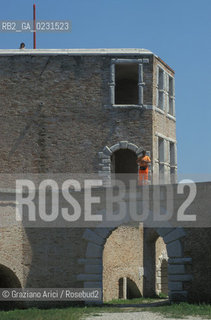 Caption: Nome:..ISOLA DI SANTANDREA: IL FORTE....Localizzazione:..VENEZIA / ISOLA DI SANTANDREA  / LAGUNA NORD..VENICE / THE ISLE OF SANTANDREA / THE NORTH LAGOON..Soggetto:..ISOLA DI SANTANDREA / IL FORTE ..THE ISLE OF SANTANDREA / THE FORT  ..Cronologia:..SEC. XVI SECONDO QUARTO / 1543..XVIth CENTURY / 1543..Autore:..MICHELE SANMICHIELI (1484-1559)....Stile:......Editori Stampatori:......Committenza:..SIGNORIA DI VENEZIA CON DECRETO DEL 23 DICEMBRE 1534..SIGNORIA OF VENICE WITH DECREE OF 23 DECEMBER 1534..Materia e Tecnica:..STRUTTURA IN MATTONI RIVESTITA IN PIETRA DISTRIA..BRICK STRUCTURE COVERED  WITH ISTRIAN STONE..Collocazione:......Note:..LISOLA OSPITA LE CASERME DEL REGGIMENTO LAGUNARI SERENISSIMA / QUI VI FU PREPARATO IL VOLO SU VIENNA DI GABRIELE DANNUNZIO IL 9 AGOSTO DEL 1918..THE ISLAND IS THE SEAT OF THE LAGUNARI SERENISSIMA REGIMENT / HERE, GABRIELE DANNUNZIO ORGANISED THE FLIGHT TO VIENNA ON 9 AUGUST 1918 ..Riproduzione Fotografica:..Graziano Arici/Rosebud2 ...Copyright:..Graziano Arici / rosebud2/....Data:..1998....Costo:..A....Key:..ISOLE ABBANDONATE..UNINHABITED ISLANDS