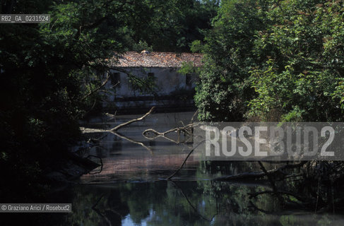 Caption: Nome:..ISOLA DI SANTANDREA: IL FORTE....Localizzazione:..VENEZIA / ISOLA DI SANTANDREA  / LAGUNA NORD..VENICE / THE ISLE OF SANTANDREA / THE NORTH LAGOON..Soggetto:..ISOLA DI SANTANDREA / IL FORTE..THE ISLE OF SANTANDREA / THE FORT..Cronologia:..SEC. XVI SECONDO QUARTO / 1543..XVIth CENTURY / 1543..Autore:..MICHELE SANMICHIELI (1484-1559)....Stile:......Editori Stampatori:......Committenza:..SIGNORIA DI VENEZIA CON DECRETO DEL 23 DICEMBRE 1534..SIGNORIA OF VENICE WITH DECREE OF 23 DECEMBER 1534..Materia e Tecnica:..STRUTTURA IN MATTONI RIVESTITA IN PIETRA DISTRIA..BRICK STRUCTURE COVERED  WITH ISTRIAN STONE..Collocazione:......Note:..LISOLA OSPITA LE CASERME DEL REGGIMENTO LAGUNARI SERENISSIMA / QUI VI FU PREPARATO IL VOLO SU VIENNA DI GABRIELE DANNUNZIO IL 9 AGOSTO DEL 1918..THE ISLAND IS THE SEAT OF THE LAGUNARI SERENISSIMA REGIMENT / HERE, GABRIELE DANNUNZIO ORGANISED THE FLIGHT TO VIENNA ON 9 AUGUST 1918 ..Riproduzione Fotografica:..Graziano Arici/Rosebud2 ...Copyright:..Graziano Arici / rosebud2/....Data:..1999....Costo:..A....Key:..ISOLE ABBANDONATE..UNINHABITED ISLANDS