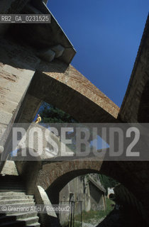 Caption: Nome:..ISOLA DI SANTANDREA: IL FORTE....Localizzazione:..VENEZIA / ISOLA DI SANTANDREA  / LAGUNA NORD..VENICE / THE ISLE OF SANTANDREA / THE NORTH LAGOON..Soggetto:..ISOLA DI SANTANDREA / IL FORTE / SCALA / ARCO..THE ISLE OF SANTANDREA / THE FORT/ STAIR / ARCH  ..Cronologia:..SEC. XVI SECONDO QUARTO / 1543..XVIth CENTURY / 1543..Autore:..MICHELE SANMICHIELI (1484-1559)....Stile:......Editori Stampatori:......Committenza:..SIGNORIA DI VENEZIA CON DECRETO DEL 23 DICEMBRE 1534..SIGNORIA OF VENICE WITH DECREE OF 23 DECEMBER 1534..Materia e Tecnica:..STRUTTURA IN MATTONI RIVESTITA IN PIETRA DISTRIA..BRICK STRUCTURE COVERED  WITH ISTRIAN STONE..Collocazione:......Note:..LISOLA OSPITA LE CASERME DEL REGGIMENTO LAGUNARI SERENISSIMA / QUI VI FU PREPARATO IL VOLO SU VIENNA DI GABRIELE DANNUNZIO IL 9 AGOSTO DEL 1918..THE ISLAND IS THE SEAT OF THE LAGUNARI SERENISSIMA REGIMENT / HERE, GABRIELE DANNUNZIO ORGANISED THE FLIGHT TO VIENNA ON 9 AUGUST 1918 ..Riproduzione Fotografica:..Graziano Arici/Rosebud2 ...Copyright:..Graziano Arici / rosebud2/....Data:..1998....Costo:..A....Key:..ISOLE ABBANDONATE..UNINHABITED ISLANDS