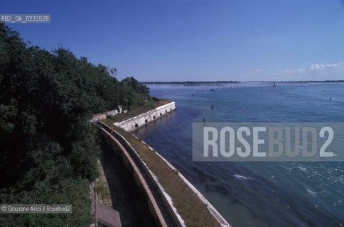 Caption: Nome:..ISOLA DI SANTANDREA: IL FORTE....Localizzazione:..VENEZIA / ISOLA DI SANTANDREA  / LAGUNA NORD..VENICE / THE ISLE OF SANTANDREA / THE NORTH LAGOON..Soggetto:..ISOLA DI SANTANDREA / IL FORTE / MURO DI CINTA..THE ISLE OF SANTANDREA / THE FORT / THE BOUNDARY WALL ..Cronologia:..SEC. XVI SECONDO QUARTO / 1543..XVIth CENTURY / 1543..Autore:..MICHELE SANMICHIELI (1484-1559)....Stile:......Editori Stampatori:......Committenza:..SIGNORIA DI VENEZIA CON DECRETO DEL 23 DICEMBRE 1534..SIGNORIA OF VENICE WITH DECREE OF 23 DECEMBER 1534..Materia e Tecnica:..STRUTTURA IN MATTONI RIVESTITA IN PIETRA DISTRIA..BRICK STRUCTURE COVERED  WITH ISTRIAN STONE..Collocazione:......Note:..LISOLA OSPITA LE CASERME DEL REGGIMENTO LAGUNARI SERENISSIMA / QUI VI FU PREPARATO IL VOLO SU VIENNA DI GABRIELE DANNUNZIO IL 9 AGOSTO DEL 1918..THE ISLAND IS THE SEAT OF THE LAGUNARI SERENISSIMA REGIMENT / HERE, GABRIELE DANNUNZIO ORGANISED THE FLIGHT TO VIENNA ON 9 AUGUST 1918 ..Riproduzione Fotografica:..Graziano Arici/Rosebud2 ...Copyright:..Graziano Arici / rosebud2/....Data:..1998....Costo:..A....Key:..ISOLE ABBANDONATE..UNINHABITED ISLANDS
