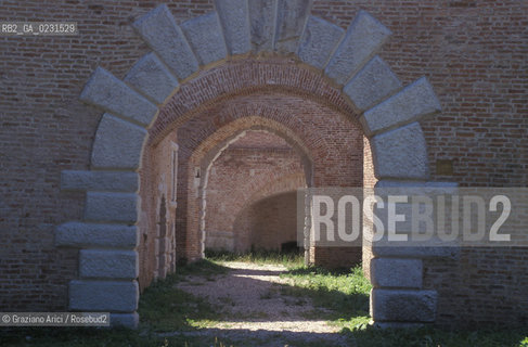 Caption: Nome:..ISOLA DI SANTANDREA: IL FORTE....Localizzazione:..VENEZIA / ISOLA DI SANTANDREA  / LAGUNA NORD..VENICE / THE ISLE OF SANTANDREA / THE NORTH LAGOON..Soggetto:..ISOLA DI SANTANDREA / IL FORTE / ARCO PORTA..THE ISLE OF SANTANDREA / THE FORT / ARCH..Cronologia:..SEC. XVI SECONDO QUARTO / 1543..XVIth CENTURY / 1543..Autore:..MICHELE SANMICHIELI (1484-1559)....Stile:......Editori Stampatori:......Committenza:..SIGNORIA DI VENEZIA CON DECRETO DEL 23 DICEMBRE 1534..SIGNORIA OF VENICE WITH DECREE OF 23 DECEMBER 1534..Materia e Tecnica:......Collocazione:......Note:..LISOLA OSPITA LE CASERME DEL REGGIMENTO LAGUNARI SERENISSIMA / QUI VI FU PREPARATO IL VOLO SU VIENNA DI GABRIELE DANNUNZIO IL 9 AGOSTO DEL 1918..THE ISLAND IS THE SEAT OF THE LAGUNARI SERENISSIMA REGIMENT / HERE, GABRIELE DANNUNZIO ORGANISED THE FLIGHT TO VIENNA ON 9 AUGUST 1918 ..Riproduzione Fotografica:..Graziano Arici/Rosebud2 ...Copyright:..Graziano Arici / rosebud2/....Data:..1998....Costo:..A....Key:..ISOLE ABBANDONATE..UNINHABITED ISLANDS