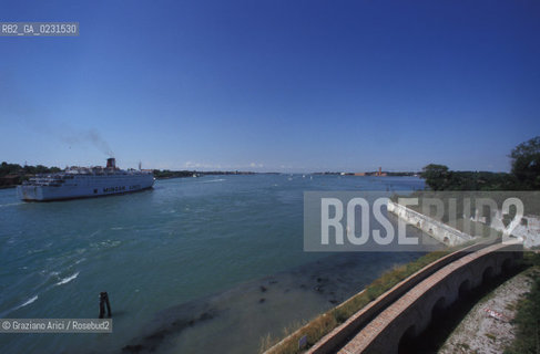 Caption: Nome:..ISOLA DI SANTANDREA: IL FORTE....Localizzazione:..VENEZIA / ISOLA DI SANTANDREA  / LAGUNA NORD..VENICE / THE ISLE OF SANTANDREA / THE NORTH LAGOON..Soggetto:..ISOLA DI SANTANDREA / IL FORTE / MURO DI CINTA / NAVE..THE ISLE OF SANTANDREA / THE FORT / THE BOUNDARY WALL  / SHIP..Cronologia:..SEC. XVI SECONDO QUARTO / 1543..XVIth CENTURY / 1543..Autore:..MICHELE SANMICHIELI (1484-1559)....Stile:......Editori Stampatori:......Committenza:..SIGNORIA DI VENEZIA CON DECRETO DEL 23 DICEMBRE 1534..SIGNORIA OF VENICE WITH DECREE OF 23 DECEMBER 1534..Materia e Tecnica:..STRUTTURA IN MATTONI RIVESTITA IN PIETRA DISTRIA..BRICK STRUCTURE COVERED  WITH ISTRIAN STONE..Collocazione:......Note:..LISOLA OSPITA LE CASERME DEL REGGIMENTO LAGUNARI SERENISSIMA / QUI VI FU PREPARATO IL VOLO SU VIENNA DI GABRIELE DANNUNZIO IL 9 AGOSTO DEL 1918..THE ISLAND IS THE SEAT OF THE LAGUNARI SERENISSIMA REGIMENT / HERE, GABRIELE DANNUNZIO ORGANISED THE FLIGHT TO VIENNA ON 9 AUGUST 1918 ..Riproduzione Fotografica:..Graziano Arici/Rosebud2 ...Copyright:..Graziano Arici / rosebud2/....Data:..1998....Costo:..A....Key:..ISOLE ABBANDONATE..UNINHABITED ISLANDS