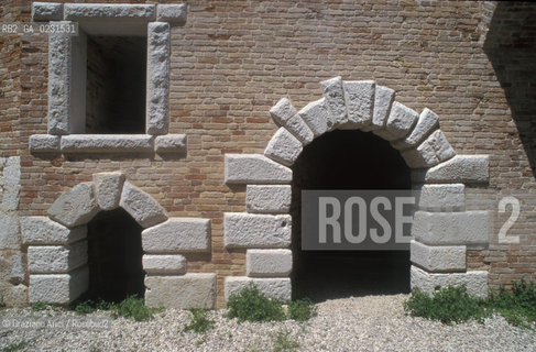 Caption: Nome:..ISOLA DI SANTANDREA: IL FORTE....Localizzazione:..VENEZIA / ISOLA DI SANTANDREA  / LAGUNA NORD..VENICE / THE ISLE OF SANTANDREA / THE NORTH LAGOON..Soggetto:..ISOLA DI SANTANDREA / IL FORTE / ARCO / FINESTRA..THE ISLE OF SANTANDREA / THE FORT / ARCH / WINDOW..Cronologia:..SEC. XVI SECONDO QUARTO / 1543..XVIth CENTURY / 1543..Autore:..MICHELE SANMICHIELI (1484-1559)....Stile:......Editori Stampatori:......Committenza:..SIGNORIA DI VENEZIA CON DECRETO DEL 23 DICEMBRE 1534..SIGNORIA OF VENICE WITH DECREE OF 23 DECEMBER 1534..Materia e Tecnica:..STRUTTURA IN MATTONI RIVESTITA IN PIETRA DISTRIA..BRICK STRUCTURE COVERED  WITH ISTRIAN STONE..Collocazione:......Note:..LISOLA OSPITA LE CASERME DEL REGGIMENTO LAGUNARI SERENISSIMA / QUI VI FU PREPARATO IL VOLO SU VIENNA DI GABRIELE DANNUNZIO IL 9 AGOSTO DEL 1918..THE ISLAND IS THE SEAT OF THE LAGUNARI SERENISSIMA REGIMENT / HERE, GABRIELE DANNUNZIO ORGANISED THE FLIGHT TO VIENNA ON 9 AUGUST 1918 ..Riproduzione Fotografica:..Graziano Arici/Rosebud2 ...Copyright:..Graziano Arici / rosebud2/....Data:..1998....Costo:..A....Key:..ISOLE ABBANDONATE..UNINHABITED ISLANDS