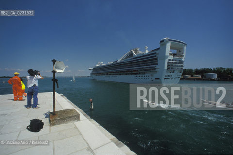 Caption: Nome:..ISOLA DI SANTANDREA: IL FORTE....Localizzazione:..VENEZIA / ISOLA DI SANTANDREA  / LAGUNA NORD..VENICE / THE ISLE OF SANTANDREA / THE NORTH LAGOON..Soggetto:..ISOLA DI SANTANDREA / IL FORTE / NAVE..THE ISLE OF SANTANDREA / THE FORT / SHIP..Cronologia:..SEC. XVI SECONDO QUARTO / 1543..XVIth CENTURY / 1543..Autore:..MICHELE SANMICHIELI (1484-1559)....Stile:......Editori Stampatori:......Committenza:..SIGNORIA DI VENEZIA CON DECRETO DEL 23 DICEMBRE 1534..SIGNORIA OF VENICE WITH DECREE OF 23 DECEMBER 1534..Materia e Tecnica:..STRUTTURA IN MATTONI RIVESTITA IN PIETRA DISTRIA..BRICK STRUCTURE COVERED  WITH ISTRIAN STONE..Collocazione:......Note:..LISOLA OSPITA LE CASERME DEL REGGIMENTO LAGUNARI SERENISSIMA / QUI VI FU PREPARATO IL VOLO SU VIENNA DI GABRIELE DANNUNZIO IL 9 AGOSTO DEL 1918..THE ISLAND IS THE SEAT OF THE LAGUNARI SERENISSIMA REGIMENT / HERE, GABRIELE DANNUNZIO ORGANISED THE FLIGHT TO VIENNA ON 9 AUGUST 1918 ..Riproduzione Fotografica:..Graziano Arici/Rosebud2 ...Copyright:..Graziano Arici / rosebud2/....Data:..1998....Costo:..A....Key:..ISOLE ABBANDONATE..UNINHABITED ISLANDS