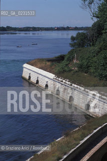 Caption: Nome:..ISOLA DI SANTANDREA: IL FORTE....Localizzazione:..VENEZIA / ISOLA DI SANTANDREA  / LAGUNA NORD..VENICE / THE ISLE OF SANTANDREA / THE NORTH LAGOON..Soggetto:..ISOLA DI SANTANDREA / IL FORTE / MURO DI CINTA..THE ISLE OF SANTANDREA / THE FORT / THE BOUNDARY WALL ..Cronologia:..SEC. XVI SECONDO QUARTO / 1543..XVIth CENTURY / 1543..Autore:..MICHELE SANMICHIELI (1484-1559)....Stile:......Editori Stampatori:......Committenza:..SIGNORIA DI VENEZIA CON DECRETO DEL 23 DICEMBRE 1534..SIGNORIA OF VENICE WITH DECREE OF 23 DECEMBER 1534..Materia e Tecnica:..STRUTTURA IN MATTONI RIVESTITA IN PIETRA DISTRIA..BRICK STRUCTURE COVERED  WITH ISTRIAN STONE..Collocazione:......Note:..LISOLA OSPITA LE CASERME DEL REGGIMENTO LAGUNARI SERENISSIMA / QUI VI FU PREPARATO IL VOLO SU VIENNA DI GABRIELE DANNUNZIO IL 9 AGOSTO DEL 1918..THE ISLAND IS THE SEAT OF THE LAGUNARI SERENISSIMA REGIMENT / HERE, GABRIELE DANNUNZIO ORGANISED THE FLIGHT TO VIENNA ON 9 AUGUST 1918 ..Riproduzione Fotografica:..Graziano Arici/Rosebud2 ...Copyright:..Graziano Arici / rosebud2/....Data:..1998....Costo:..A....Key:..ISOLE ABBANDONATE..UNINHABITED ISLANDS