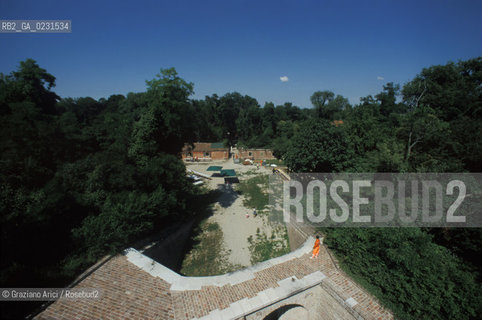 Caption: Nome:..ISOLA DI SANTANDREA: IL FORTE....Localizzazione:..VENEZIA / ISOLA DI SANTANDREA  / LAGUNA NORD..VENICE / THE ISLE OF SANTANDREA / THE NORTH LAGOON..Soggetto:..ISOLA DI SANTANDREA / IL FORTE ..THE ISLE OF SANTANDREA / THE FORT  ..Cronologia:..SEC. XVI SECONDO QUARTO / 1543..XVIth CENTURY / 1543..Autore:..MICHELE SANMICHIELI (1484-1559)....Stile:......Editori Stampatori:......Committenza:..SIGNORIA DI VENEZIA CON DECRETO DEL 23 DICEMBRE 1534..SIGNORIA OF VENICE WITH DECREE OF 23 DECEMBER 1534..Materia e Tecnica:..STRUTTURA IN MATTONI RIVESTITA IN PIETRA DISTRIA..BRICK STRUCTURE COVERED  WITH ISTRIAN STONE..Collocazione:......Note:..LISOLA OSPITA LE CASERME DEL REGGIMENTO LAGUNARI SERENISSIMA / QUI VI FU PREPARATO IL VOLO SU VIENNA DI GABRIELE DANNUNZIO IL 9 AGOSTO DEL 1918..THE ISLAND IS THE SEAT OF THE LAGUNARI SERENISSIMA REGIMENT / HERE, GABRIELE DANNUNZIO ORGANISED THE FLIGHT TO VIENNA ON 9 AUGUST 1918 ..Riproduzione Fotografica:..Graziano Arici/Rosebud2 ...Copyright:..Graziano Arici / rosebud2/....Data:..1998....Costo:..A....Key:..ISOLE ABBANDONATE..UNINHABITED ISLANDS