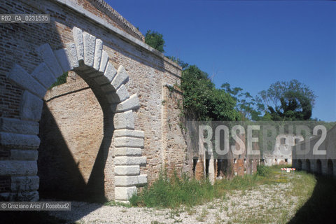 Caption: Nome:..ISOLA DI SANTANDREA: IL FORTE....Localizzazione:..VENEZIA / ISOLA DI SANTANDREA  / LAGUNA NORD..VENICE / THE ISLE OF SANTANDREA / THE NORTH LAGOON..Soggetto:..ISOLA DI SANTANDREA / IL FORTE / ARCO..THE ISLE OF SANTANDREA / THE FORT / ARCH..Cronologia:..SEC. XVI SECONDO QUARTO / 1543..XVIth CENTURY / 1543..Autore:..MICHELE SANMICHIELI (1484-1559)....Stile:......Editori Stampatori:......Committenza:..SIGNORIA DI VENEZIA CON DECRETO DEL 23 DICEMBRE 1534..SIGNORIA OF VENICE WITH DECREE OF 23 DECEMBER 1534..Materia e Tecnica:......Collocazione:......Note:..LISOLA OSPITA LE CASERME DEL REGGIMENTO LAGUNARI SERENISSIMA / QUI VI FU PREPARATO IL VOLO SU VIENNA DI GABRIELE DANNUNZIO IL 9 AGOSTO DEL 1918..THE ISLAND IS THE SEAT OF THE LAGUNARI SERENISSIMA REGIMENT / HERE, GABRIELE DANNUNZIO ORGANISED THE FLIGHT TO VIENNA ON 9 AUGUST 1918 ..Riproduzione Fotografica:..Graziano Arici/Rosebud2 ...Copyright:..Graziano Arici / rosebud2/....Data:..1998....Costo:..A....Key:..ISOLE ABBANDONATE..UNINHABITED ISLANDS